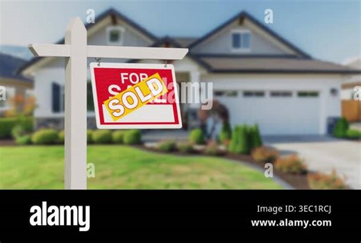 4k Resolution Video: Homeownership Success Concept. Sold Real Estate Sign Animated In Front Of Modern Suburban House With Blurred Background And Green Lawn Stock Video Footage - Alamy