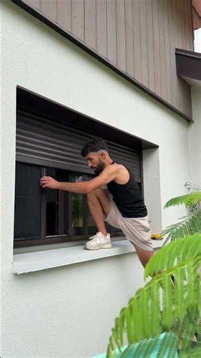 Pose d’une moustiquaire plissée sur-mesure dans ce coloris spécial RAL 8019 (Brun Gris).