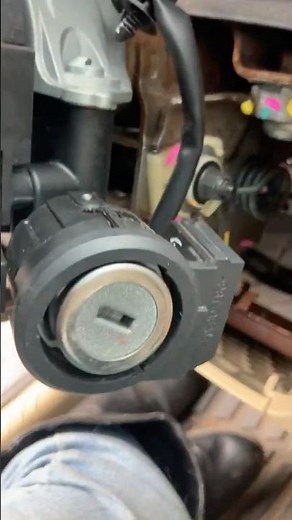 How to fix a locked ignition cylinder on a Ford Escape.December 2025