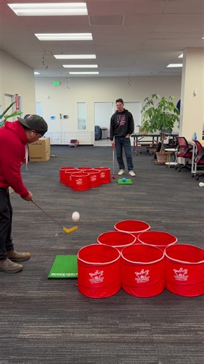 Exciting Bucketgolf Chipping Pong Office Match