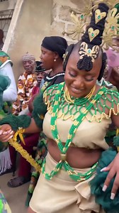 208K views · 9.2K reactions | An Oron bride with the vibe!! Efik costumes @elladearbeautyworld Mua @anie_enchanted Umbrella @autogelebyelladear #ibomweddings #oronbride #ibombride #efikbride #efikedimbakara #akwaibomayaya | Ibom Weddings | Facebook