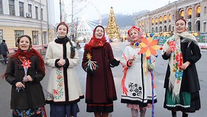 209K views · 10K reactions | Street Carolling in Kyiv!  Thanks Рожаниця / Rozhanytsya for bringing us wonderful memories and keeping our spirits up! . Hear more beautiful music here: https://www.youtube.com/watch?v=vpR_CltSs_Y&t=394s | Cobblestone Freeway Tours | Facebook
