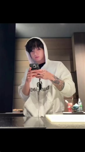 si me ven feliz así déjenme 😍😍 que estoy viendo a Jungkook mensajiandose con sabe quien chingados 😅😅😅 #jungkook #jk #jungkookbts #ARMY #bts