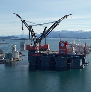 It’s quite a sight when giants meet! Recently the world’s largest crane lifting vessel, Sleipnir, owned by Heerema Marine Contractors (HMC) came to Stord to install the lower turret on the Johan Castberg floating production, storage and offloading vessel quayside at Aker Solutions This summer the process modules, built along the Norwegian coast, will be installed on the ship by heavy lift vessel Gulliver owned by Scaldis Salvage & Marine Contractors NV. Then everything will be connected and comp