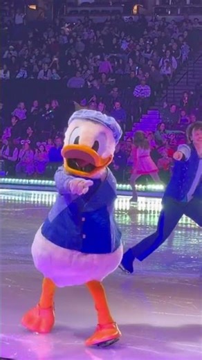 Donald Duck dancing #DisneyOnIce ￼