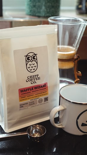 Dayhike Magazine | people & places | outdoor inspo on Instagram: "Coffee Corner No.13 @chippcoffeeco × Chemex 3-Cup Tutorial ☕️ It’s raining, so we’re staying in with a fresh brew from the @vex.coffee discovery box. Coffee: Chipp Coffee Co — Waffle Wizard Tasting notes: Honey · Caramac · Tunnocks Wafer @the_chemex (3 Cup) How-To Step 1 — Prep Fold filter, place in Chemex, rinse with hot water and discard. Step 2 — Coffee Add 30g coffee, ground medium-coarse. Step 3 — Bloom Pour 50g water, bloom 