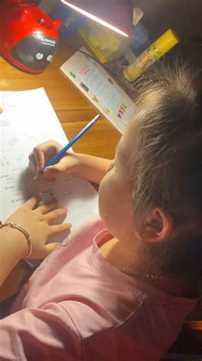 3.1K views · 65 reactions | Bà ngoại Nhi đang Cứu tui cứu tui trời ơi. 來Hỏi con ước mơ mai kia làm Bác sĩ mà nghe chừng xa vời quá 藍藍 #Embe #lớp1 | Oanh | Facebook