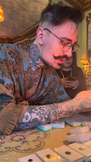 annonce Jeg er nok den heldigste og gladeste lille julegris i dag! 🐷 @baadstorpjewellery har tilbudt mig at fremstille en række af mine vådeste smykkedrømme 💎 Jeg kan faktisk næsten ikke få armene ned! I dag starter vi med at udvælge stenen, der skal side midt i en større guldring til min fuck-af-finger. Den bliver fuld af snirkler og detaljer - i vaskeægte Tinus-stil! Følg med i processen og se en barnedrøm gå i opfyldelse 🥰 #tinus #hausoftinus #baadstorpjewellery #grateful | Tinus De Schuna