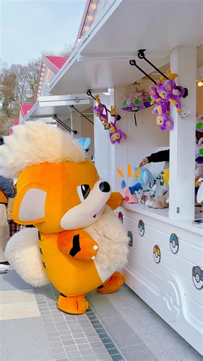 アリス🐿 on Instagram: "* 🔥ポケパークカントー レポ⑤🔥 〜ガーディのお買い物〜 * * 13:47〜カヤツリタウン散策🎵 ピカブイバブルカーニバルが終わり カヤツリタウンのトレーナーズマーケットに行くと なんとガーディがお買い物していたよ😍🧡 バリヤードの帽子が欲しいみたい！！ けど入らないね🥺すごく悔しがってて可愛い😂🫶🏻 こんな感じでポケモンが常に歩いてて ポケモンとたくさん触れ合えるよ♫ * * #ポケパークカントー#pokepark #カヤツリタウン#ガーディ#pokemon"