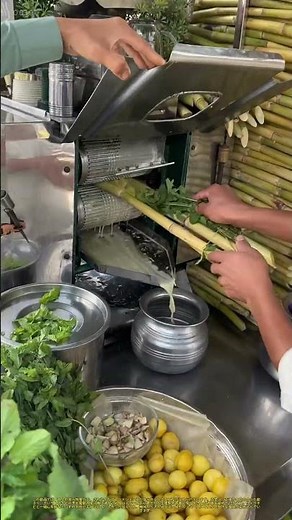 飲み物の作り方：ミントとレモンを加えた新鮮なサトウキビジュースの搾り方