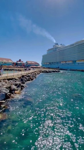 81K views · 1.9K reactions | Cruise Mode-Allure of the Seas @ Roatan Honduras #cruiseship #travel #allureoftheseas #royalcaribbean #royalcaribbeaninternational #roatan #Honduras #pearlydarwin | Pearly Darwin | Facebook