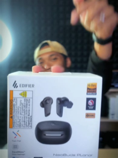 NeoBuds Planar ni bukan biasa-biasa. Dengan Qualcomm Snapdragon Sound, setiap beat tu sharp & clear! Nak layan lagu, gaming, or focus kerja? Semua on point. 👌 #TechReview #TechTok #Edifier #EdifierMalaysia #mantap #audio #earbuds #TWS