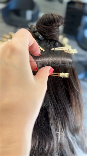 Here’s a super simple way to finish off your genius weft anchor stitches. I’m using a single thread so I’m able to add a little knot at the anchoring point to ensure none of my stitches slip, and those wefts are snatched at the corners. When it comes to wefts, we always want to think of ways to stitch that are impactful. I find with a lot of clients, the corners are their ‘problem’ spots, so keeping them locked in place is always a priority of mine. After finishing my stitches I’ll trim off any 