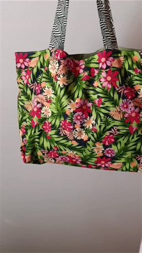 Costura Mia on Instagram: "TUTORIAL GRATIS 🪡 Bolso reversible 😍 Te muestro paso a paso cómo hacer este bolso super amplio ideal para las salidas primaverales que empiezan a surgir 🌼 Para hacerlo use gabardina y tusor de @textilrock que son un sueño en su calidad de colores y estampas 💯 ¿Te animas a hacerlo? Te leo en comentarios ✨ Y no olvides guardar el vídeo para seguir el paso a paso cuando quieras 😉 Flor #costuracriativa #costuracreativa #clasesdecostura #tutorialdecostura #aprenderacos