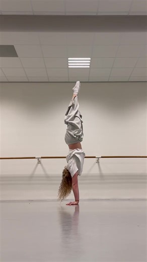 Random training, but it’s a playgrounndd🙂‍↕️✨#dance #tricks #handstand #dancer #floorwork