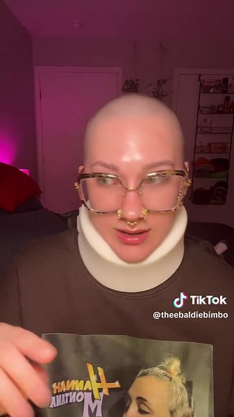 This perfume oil smells cute and flowery probably a 7/10 for me, I’m not huge on florals though. I have to say tho for not liking florals usually, this smells really cute and pretty I really actually like it 🌸 #perfumereview #perfume #theebaldiebimbo