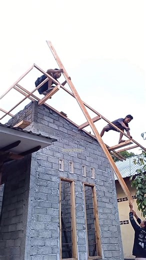 pemasangan lisplang bangunan rumah. #woodworking #tips #building#diyproject