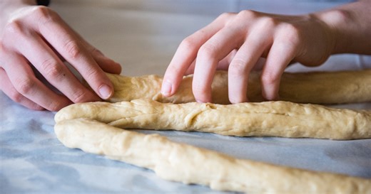 Így fond tökéletesre a húsvéti kalácsot: nézd meg a videót, több módszert is bemutat