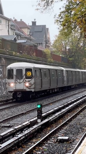 R46 Express and R68A Local (Q) Train Action