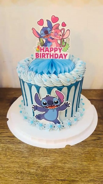 Un gâteau tout en douceur sur le thème de Stitch 💙🌺 Entre les nuances de bleu, les petites étoiles et l’adorable Stitch, ce gâteau apporte une touche de magie et de tendresse pour célébrer un anniversaire plein de joie 🎉 Un univers gourmand inspiré de l’amitié et de la bonne humeur pour un moment inoubliable ✨ Juliette réalise tous vos gâteaux sur mesure, adaptés à vos envies et à vos événements 🍰✨ 📲 Commandes et renseignements : 06 77 42 08 81 #stitchcake #gateauanniversaire #gateaustitch 