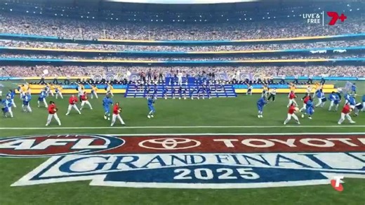 AFL: Snoop Dogg slays in pre-game set