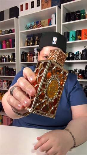 Bruna Santos | Perfumolândia on Instagram: "Já conhece o Noble de @orienticaperfumes? Um perfume sensacional com um toque frutado e nuances florais. Um floral branco maravilhoso 😍🧡 Para adquirir acesse o site da @thekingofparfums.oficial use o cupom de desconto: PERFUMOLANDIA ✔️ #perfume #fragrance #perfumaria #fragrancelover #scent"