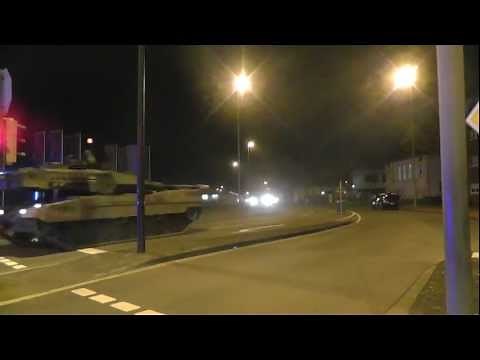 Eine große Leopard 2 Panzer Kolonne in Gütersloh um 22.00 Uhr