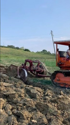 Fiat 60C Crawler Tractor – Powerful Aratura in Tough Field Conditions