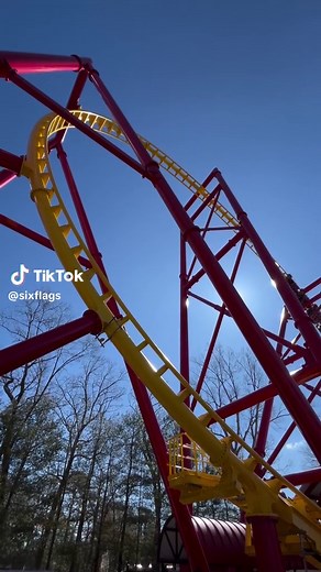 Experience THE FLASH™: Vertical Velocity at Six Flags