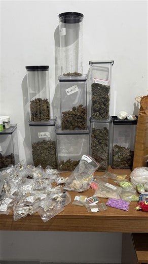 Sergio Fonseca on Instagram: "Na madrugada do dia 10 de janeiro, em desdobramento da prisão de um indivíduo detido horas antes pelos crimes de roubo e sequestro de três turistas, a Polícia Militar da Paraíba realizou nova ação operacional. No momento da sua prisão, o criminoso indicou um apartamento no bairro de Gramame, onde estaria seu comparsa. Ao chegar ao local, a guarnição encontrou uma senhora com duas crianças, que informou ter alugado o apartamento há dois dias e que o indivíduo não se 