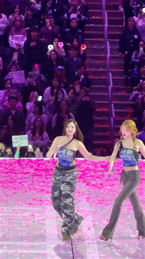 Twice #Lin Nahao #Too funny😆#Dancing with Momo Hirai #Boston Concert