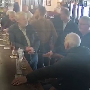 173K views · 673 reactions | "Ne dis jamais 'non' à Conor McGregor". Conor McGregor s'est rendu dans un bar de Dublin pour s'amuser et offrir des shots de whisky aux clients. Cependant, un vieil homme n'a pas eu la réaction attendue par le boxeur, et McGregor a donné à l'innocent sa revanche. Mais l'histoire allait prendre une tournure incroyable. | Cracks du sport | Facebook