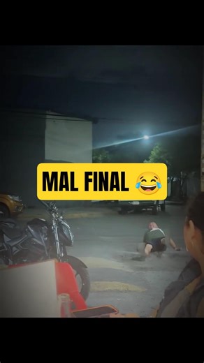 Intentó subirse a la moto… pero terminó así 🤣