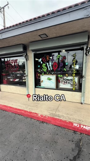 Have you been to Unique Stylez Thrift Store? Located in Rialto Ca this small little shop has so much cool stuff! The clothes especially! Let me know what you think or if you’ve purchased anything from here before 😁 . . . . . . . . . #inlandempire #rialto #fyppppppppppppppppppppppp #sanbernardino #fontana