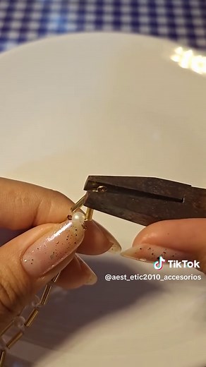 Esta es una pulsera que hice por su cumpleaños a una amiga. Si quieren que les hagas alguna pulserita, solo manden la foto o la descripcion de esta en los comentarios o a mi personalmente... #regalo #emprendimiento #Straykids #tiktok #foruyou #jajajaja #aesthetics #capcut #obalorios #pulceras #accesorios #paratiii #parati #paratiiiiiiiiiiiiiiiiiiiiiiiiiiiiiiiiii🦋 #apyoplissssssssssssss💞 #apoyotiktok #aburrida #moda #Stay #stay #ayuda #pulseras #coquette #coquetteaesthetic #popular #tiempo #din