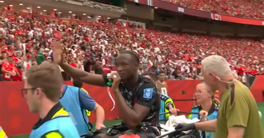 Jogador canadense fraturou tíbia e fíbula em lance na Copa do Mundo, diz jornalista