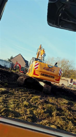 Der Liebherr R 922 in Bewegung und man sieht sofort, worauf es ankommt. 💪 Starke Grabkraft, ruhiger Lauf und präzise Steuerung machen ihn zum verlässlichen Partner, wenn richtig Masse bewegt werden muss. Egal ob Aushub oder Materialumschlag, der R 922 liefert konstant ab. ⚙️ 👉 Du willst wissen, ob der R 922 zu deinem Einsatz passt? Schreib uns direkt! #wbibaumaschinen #liebherr #bauistgeildannzeigs