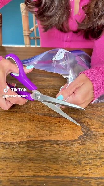 Quick Cake Icing Tips Using a Plastic Bag