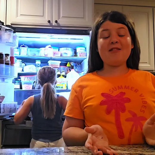 The Perfect Pizza Pack is next on Thyme in the Kitchen's Top 10 Gifts of 2025! This foldable container fits almost half a pizza and takes up way less space in your fridge than that big delivery box! | Thyme in the Kitchen