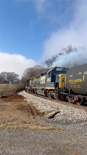 Some Smokey CSX GP40s #csx #train #railroad