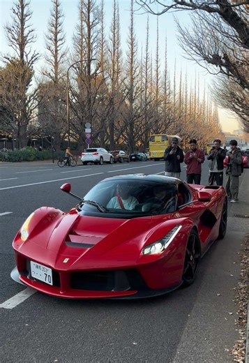 La Ferrari: El lujo y la velocidad de Japón