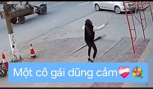 10M views · 10K reactions |  CẢM PHỤC LÒNG DŨNG CẢM Giữa tình huống ngàn cân treo sợi tóc, một cô gái trẻ đã không nghĩ cho bản thân mà bất chấp nguy hiểm để đỡ dàn giáo đang đổ, kịp thời cứu một chàng trai thoát khỏi t.ai n.ạn. Một hành động nhỏ nhưng đầy quả cảm!  Video: News - Tin Thế Giới | Tin 360 | Facebook