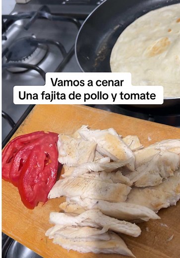 Lo que más sabemos cuando tenemos más de 50 es saber comer sano, sobretodo aprender a balancear nuestra comida durante el día. Hoy no tenía ganas de hacer nada especial, así que estas fajitas son súper ricas y les puedes poner lo que tú quieras, yo creo que el toque se lo da el sazonar bien el pollo y sale jugoso #cena #50años #bajardepeso #habitossaludables #fitness