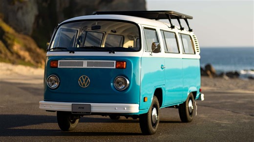 Ícone da tragédia, Kombi T2 é salva e restaurada pela Volkswagen