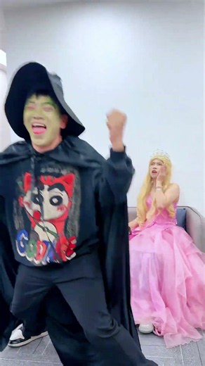 Elphaba pranks Glinda #glinda #elphaba #arianagrande #wicked #witch #magic