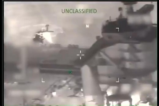 🚨🇺🇸 EE.UU. INCAUTA OTRO PETROLERO ILEGAL EN EL CARIBE El Comando Sur informó que antes del amanecer Estados Unidos interceptó y detuvo sin incidentes al petrolero ilegal M/T Sophia, una nave de la “flota oscura” sin bandera que operaba con actividades ilícitas en el Caribe. El buque fue escoltado a Estados Unidos mientras Washington reafirma que, bajo la Operación Lanza del Sur, aplastará el tráfico ilegal en el hemisferio occidental. 📹 Cortesía. | Diario La Huella