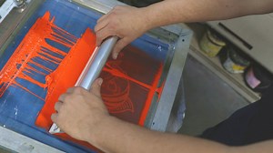 La sérigraphie, c’est le grand classique indétrônable de la personnalisation textile. Robuste, éclatante et économique pour les grandes quantités, cette méthode consiste à transférer l’encre directement sur le vêtement à l’aide d’un écran, couleur par couleur. Résultat : des impressions durables, aux couleurs franches et vibrantes, qui résistent au temps comme à la laveuse. Idéale pour : les chandails corporatifs, les t-shirts d’événements, les vêtements promotionnels, les designs simples à moye