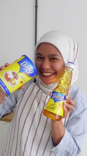 This year will be the third year I’m making my Tornado cake featuring @daisysehebatchefmy corn oil 🌽 & Margarine! Although the recipe is super simple and beginner friendly but it is really important to achieve a fluffy and moist cake and of course a delicious chocolate ganache so my customer enjoy every single bites of my tornado cake! 🤭 Chocolate cake recipe : 1(1/4) Cup Plain Flour ** 1 cup Cocoa Powder ** 1 tsp Baking Soda ** 1 tsp Baking Powder ** 4 Eggs (A) 120g Castor Sugar 1 tsp Vanilla