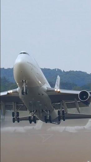Boeing 747 blasts out of the Farnborough Air Show! #boeing747 #farnborough