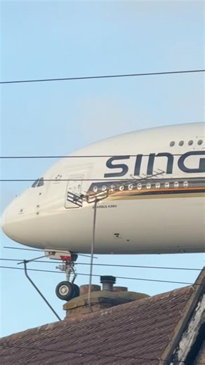 🇸🇬Singapore Airlines A380 flying low over London street 🏡✈️ #aviation #airbusa380